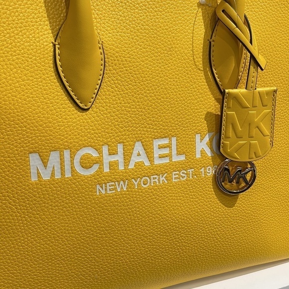 MICHAEL KORS 💛
Mirella Medium Pebbled Leather Tote Bag - Picture 2 of 10